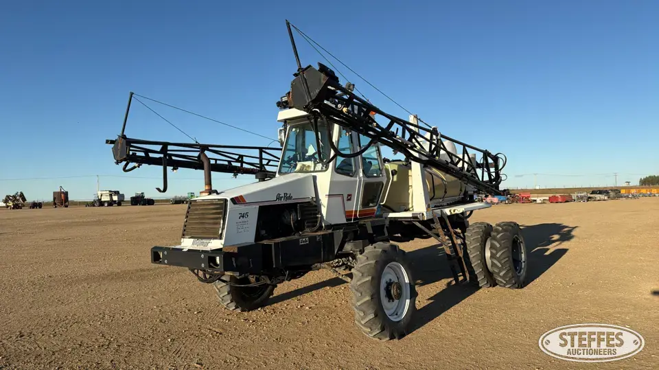 1995 Willmar 745 Self-Propelled Sprayer