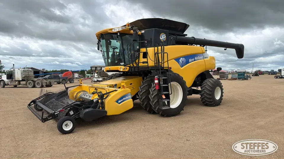 2010 New Holland CR9070 Combine