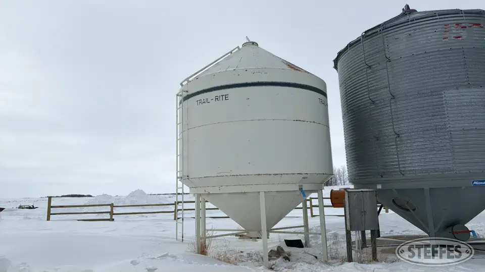 Trail-Rite FB53 hopper bin