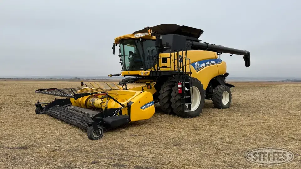 2012 New Holland CR8090 Combine