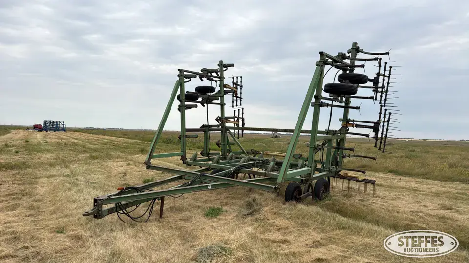 John Deere 1600 Field Cultivator