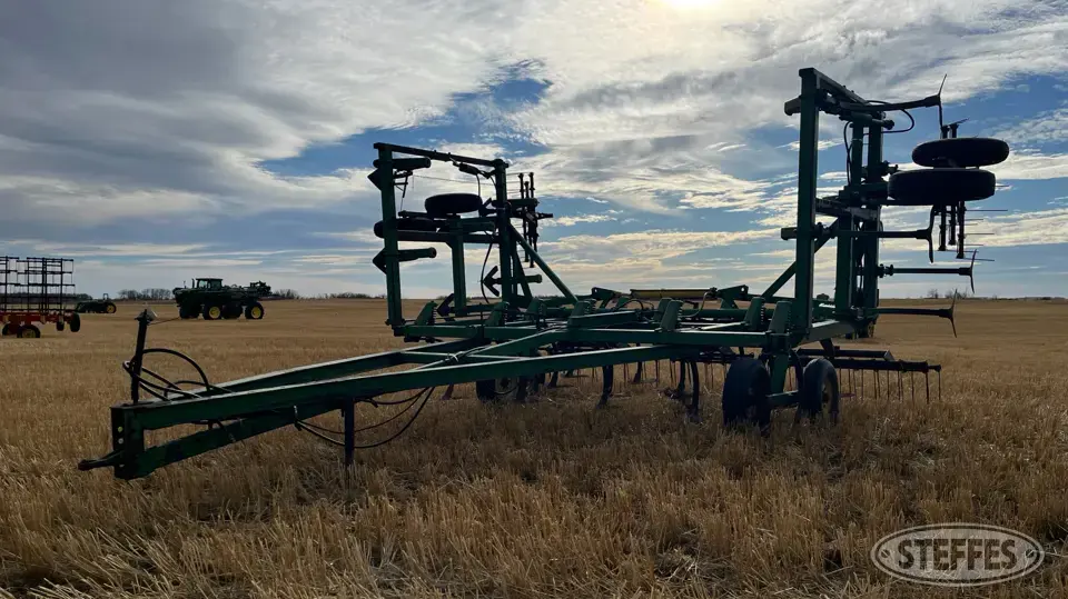John Deere 1600 Chisel Plow
