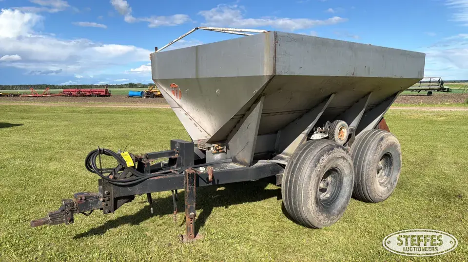 Pull-type tandem axle dry spreader Pull-Type Dry Spreader