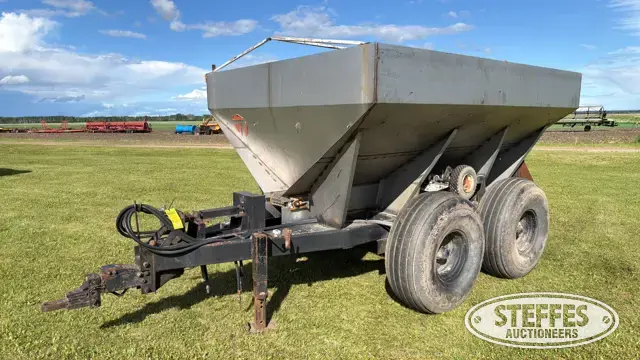 Pull-type tandem axle dry spreader