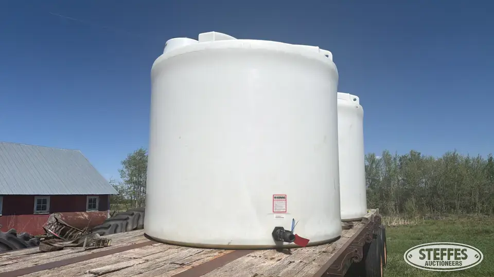 Hold-On 2,100 gal. vertical poly tank