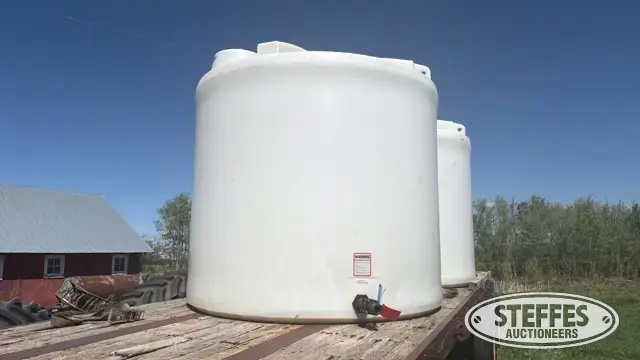 Hold-On 2,100 gal. vertical poly tank