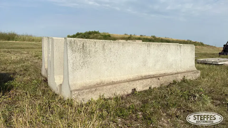 (4) Concrete barricades Concrete Related Item