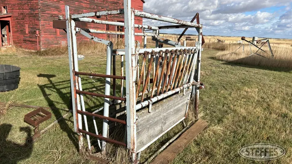 Shop-built squeeze chute Livestock Handling