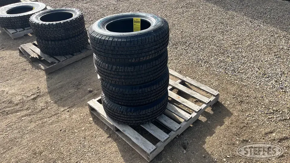 (4) Michelin Defender 235/70R16 tires Passenger-Light Truck Tire