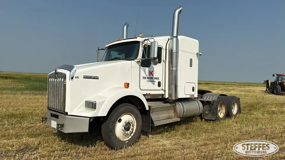 2013 Kenworth T800 Conventional Truck with Sleeper