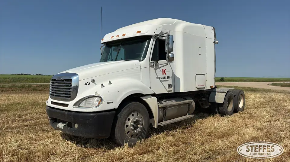 2005 Freightliner Columbia 120 Conventional Truck with Sleeper