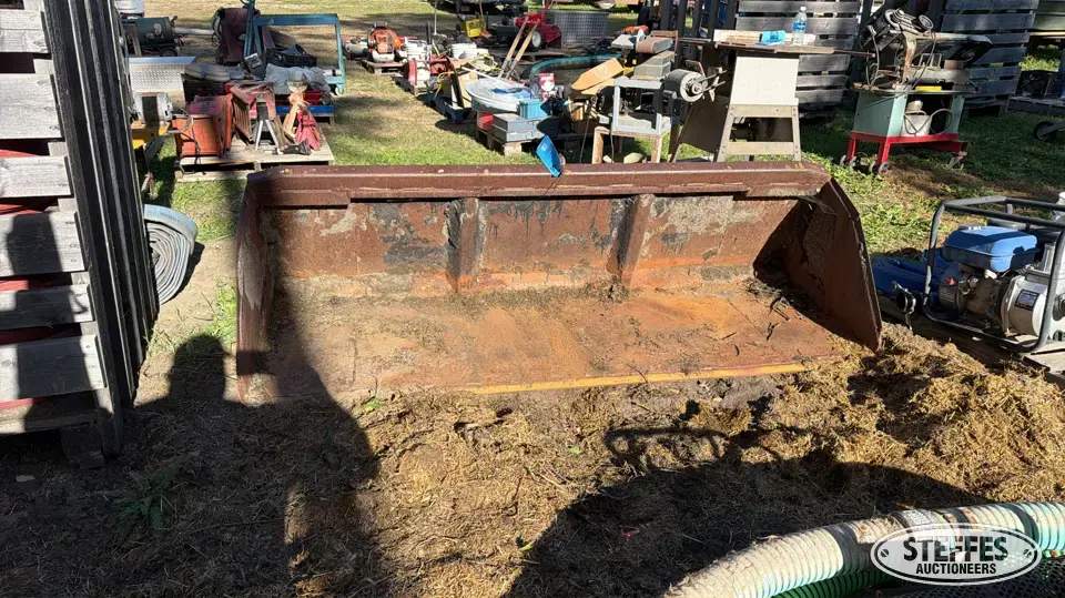 Skid steer bucket