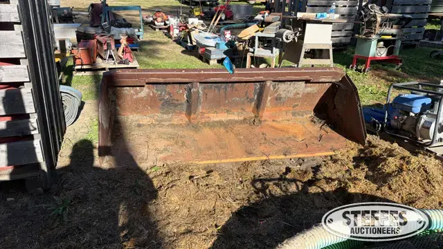Skid steer bucket