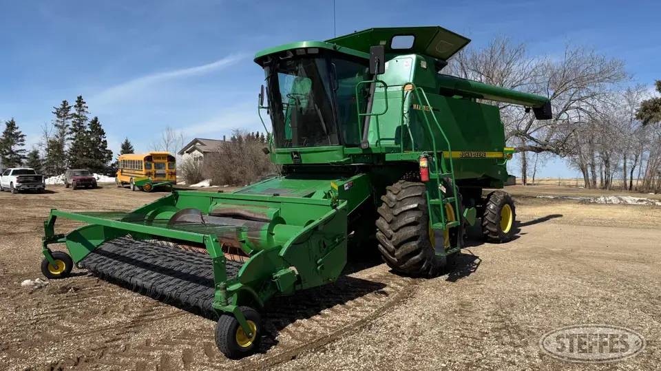 1999 John Deere 9610 Combine