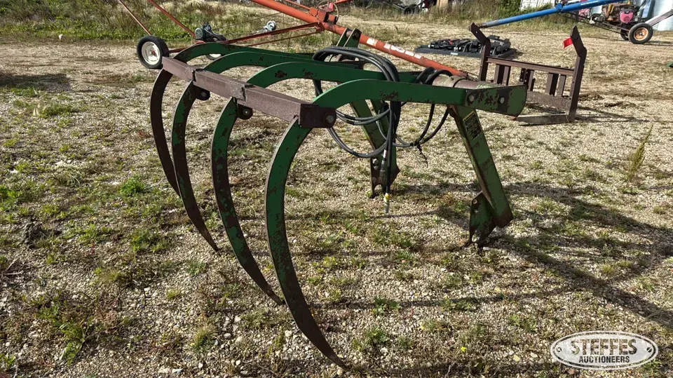 John Deere hyd. grapple Tractor Loaders and Attachment