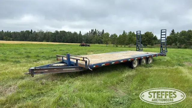 Tri-axle equipment trailer