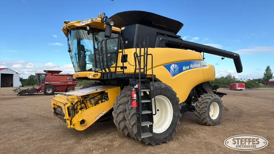 2010 New Holland CR9070 Combine