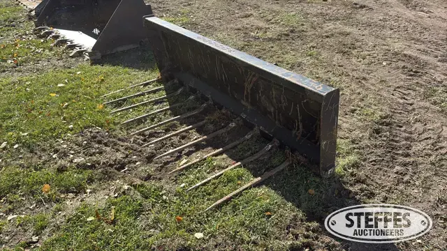 Skid steer manure spear bucket