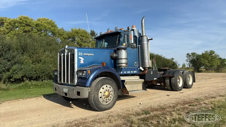 1986 Kenworth W900B Conventional Truck without Sleeper