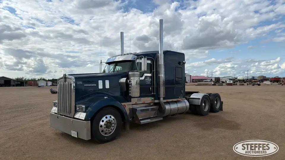 2004 Kenworth W900 Conventional Truck with Sleeper
