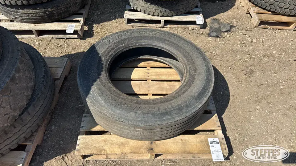 (1) BF Goodrich 11R24.5 tire Truck Tire