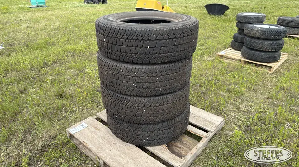 (4) Michelin LTX A/T2 LT275/70R18 tires Passenger-Light Truck Tire