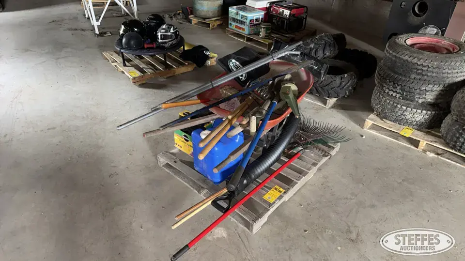 Wheelbarrow & lawn tools Lawn and Garden Accessory