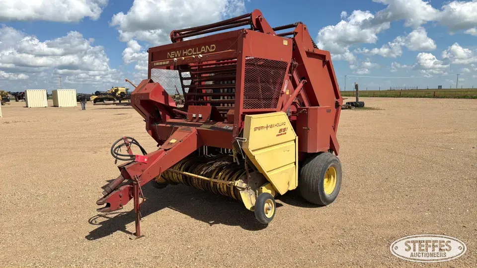 New Holland 851 Round Baler