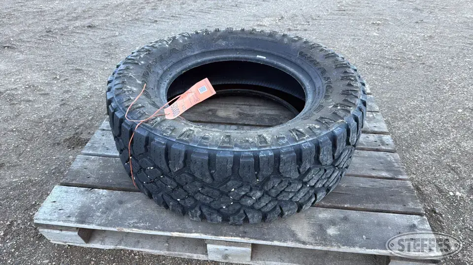 (1) Goodyear LT 325/60R20 tire Passenger-Light Truck Tire