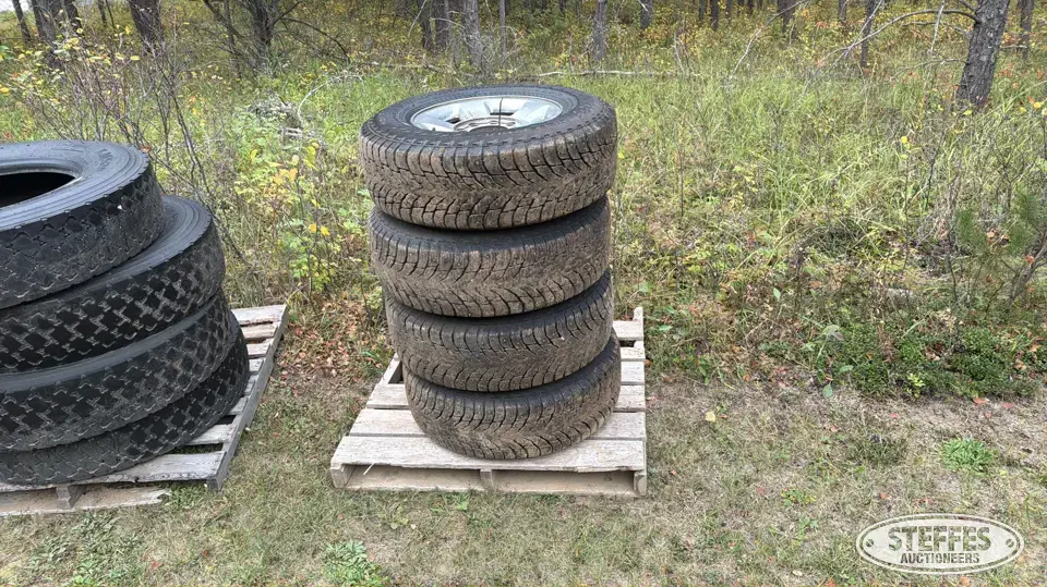 (4) Nokian Tyres LT265/70R17 tires Truck Tire