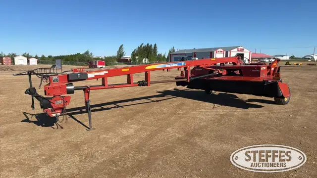 2013 New Holland H7560