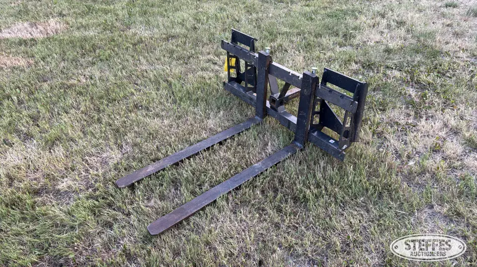 Artillian pallet forks Tractor Loaders and Attachment