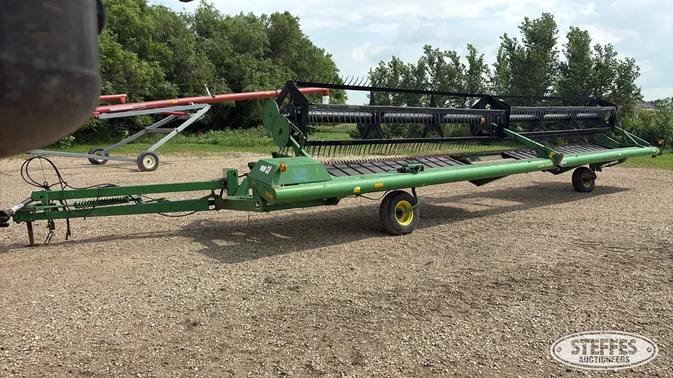 John Deere 590 Pull-Type Swather
