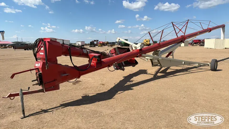 2010 Farm King 1370 Swing Hopper Auger
