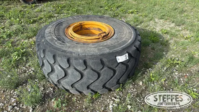 (1) Michelin 26.5R25 tire
