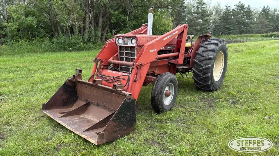 1980 International 684 2WD Tractor