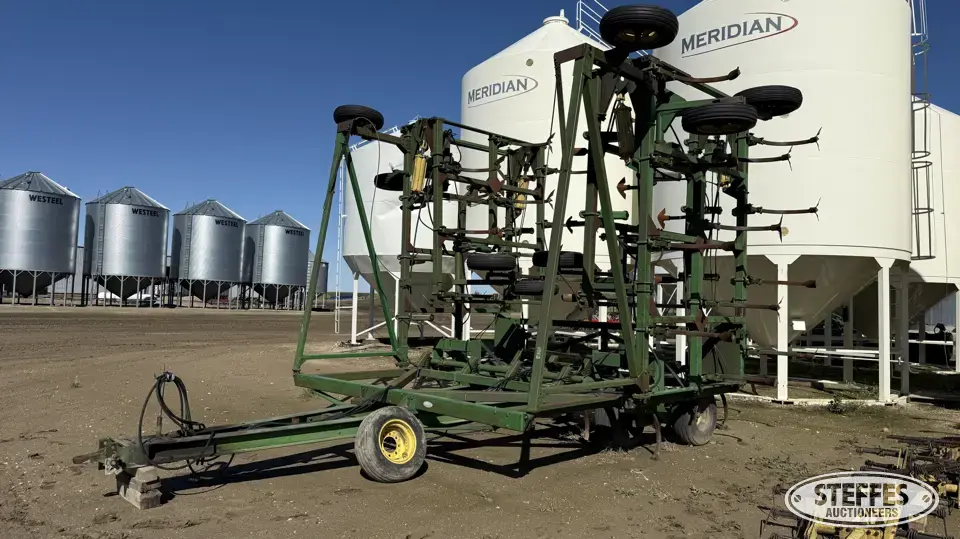 John Deere 1650 Field Cultivator
