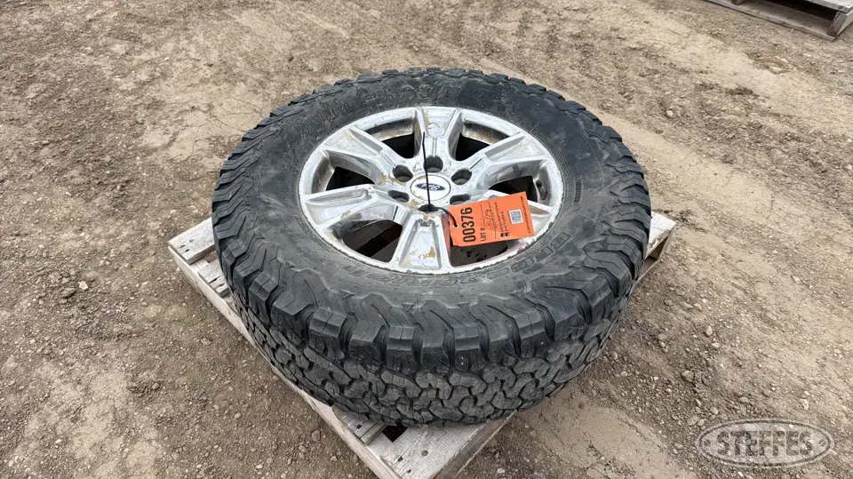 (1) BFGoodrich LT285/65R18 tire Truck Tire