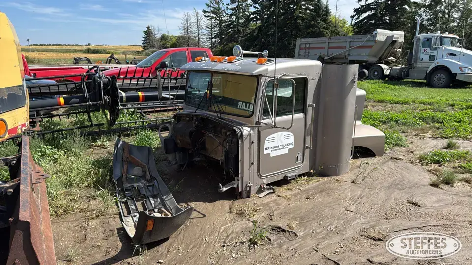 Kenworth T600A cab Truck-Trailer Part