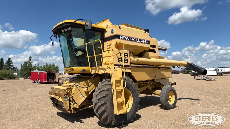 1997 New Holland TR98 Combine