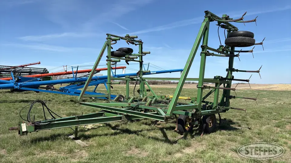 John Deere 1610 Chisel Plow