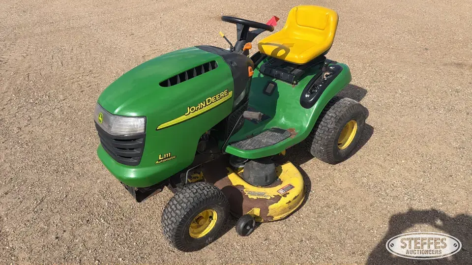 2005 John Deere L111A Lawn Tractor