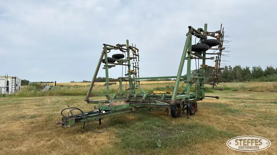John Deere 1610 Chisel Plow