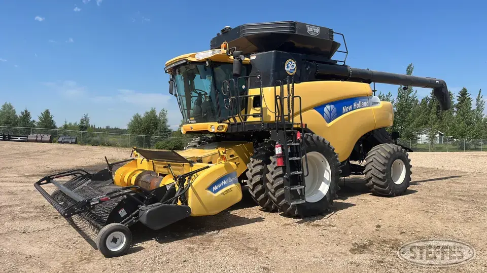 2010 New Holland CR9080 Combine