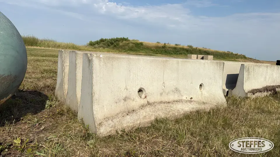 (3) Concrete barricades Concrete Related Item