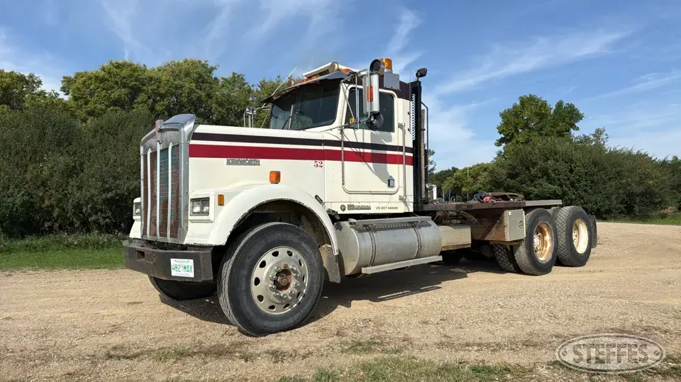 1986 Kenworth W900B Conventional Truck without Sleeper