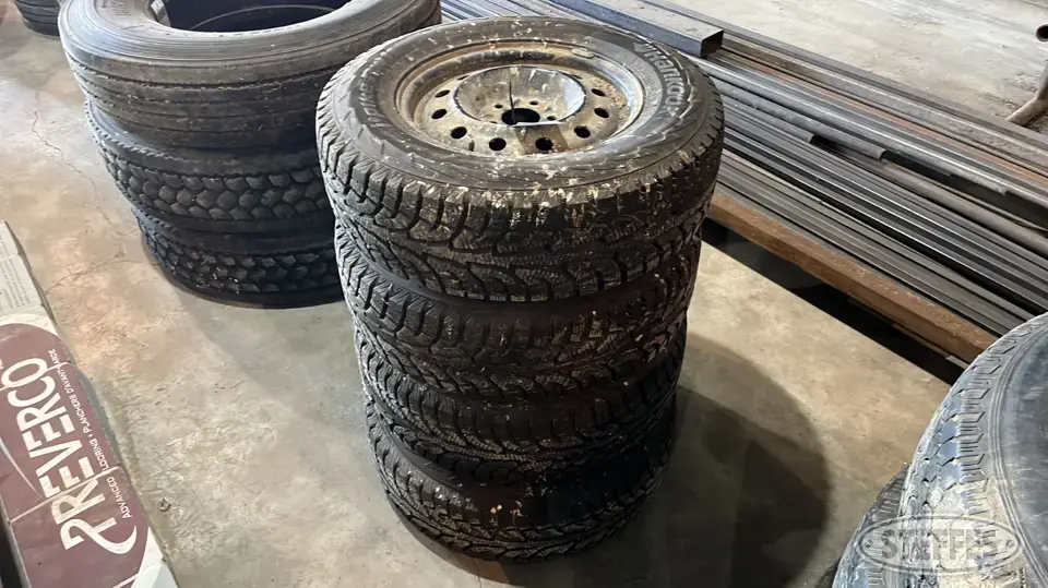 (4) Hankook 235/70R16 tires Passenger-Light Truck Tire