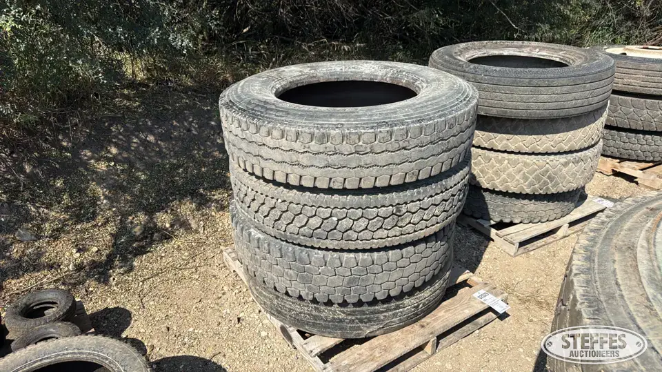 (4) 11R24.5 tires Truck Tire