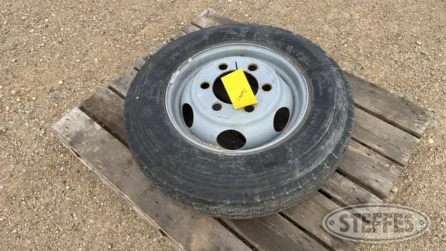 (1) Michelin 8R19.5 tire