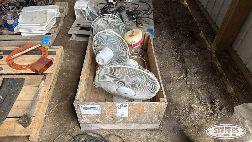 (3) Fans & desktop light Personal Property